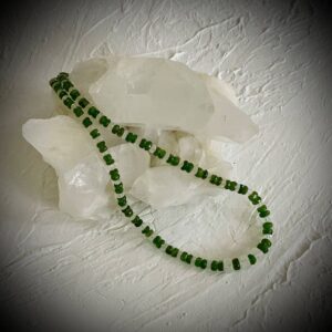 Halskette-Chromdiopsid, Mondstein